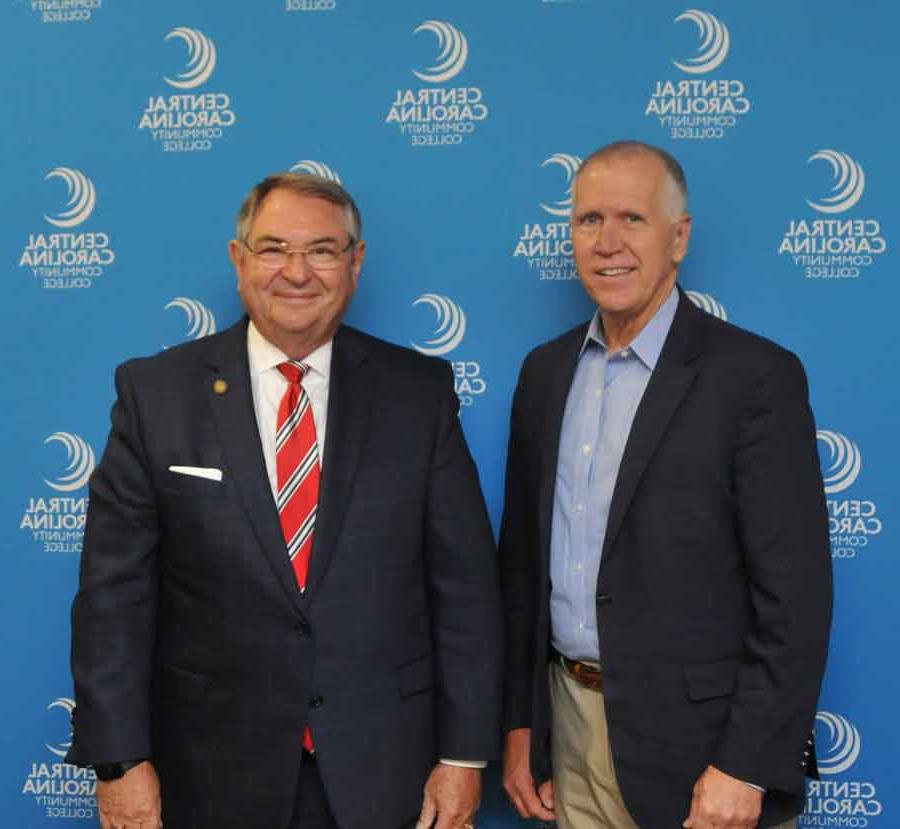 点击放大，U.S. 参议员汤姆·提利斯(左)访问N.C. 参议员吉姆·伯金, 谁是中央卡罗来纳社区学院董事会的副主席. 